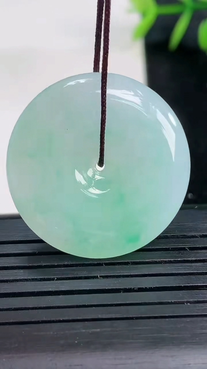 天然A货翡翠平安扣吊坠尺寸28.5-5.7重量:10.11g
3月27日