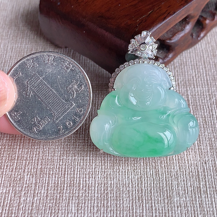 天然A货翡翠18K金伴钻镶嵌飘绿佛公吊坠 
尺寸35-25.8-30-11mm 重量13.30g 0326