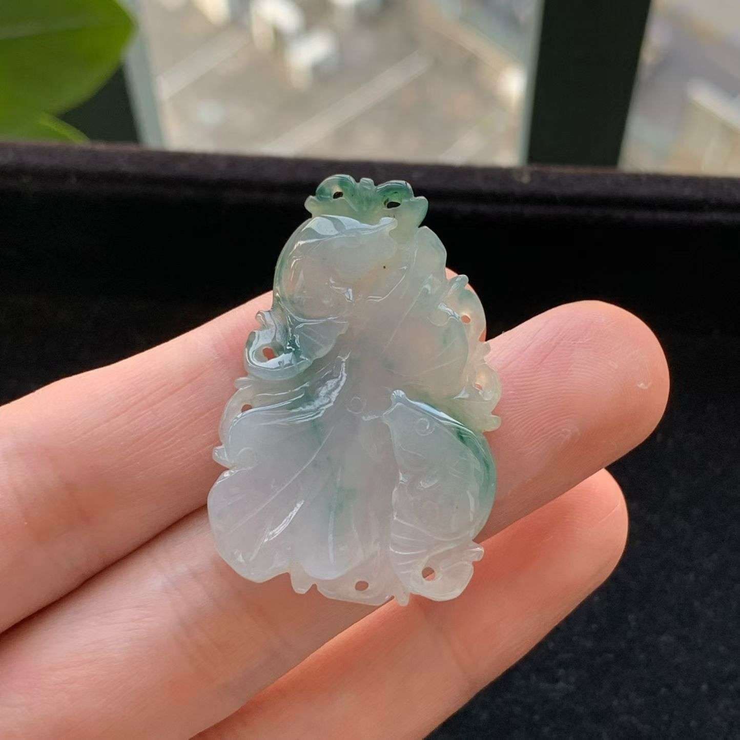 A货天然翡翠冰糯种飘绿荷花鱼吊坠重量10.35
3月27日