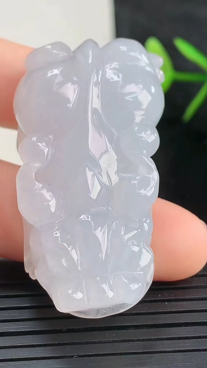 天然A货翡翠貔貅吊坠尺寸43.4-23.1-11.9重量:26.65g
3月27日