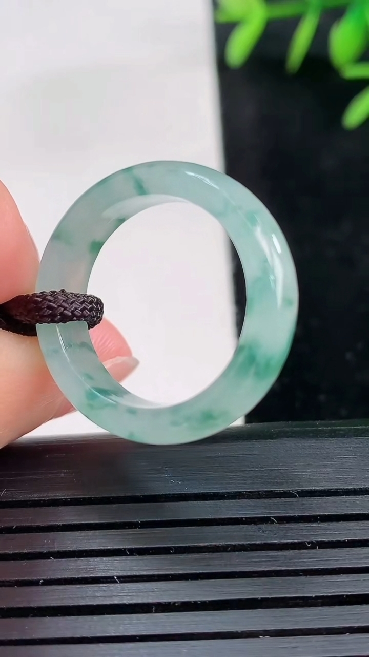 天然A货翡翠冰种飘花指环戒指尺寸18.4-5.5-3.1重量:3.40g2026年3月27日
工厂直销收藏佳品,种好水足，色泽均匀，有种有色，上手高大气！