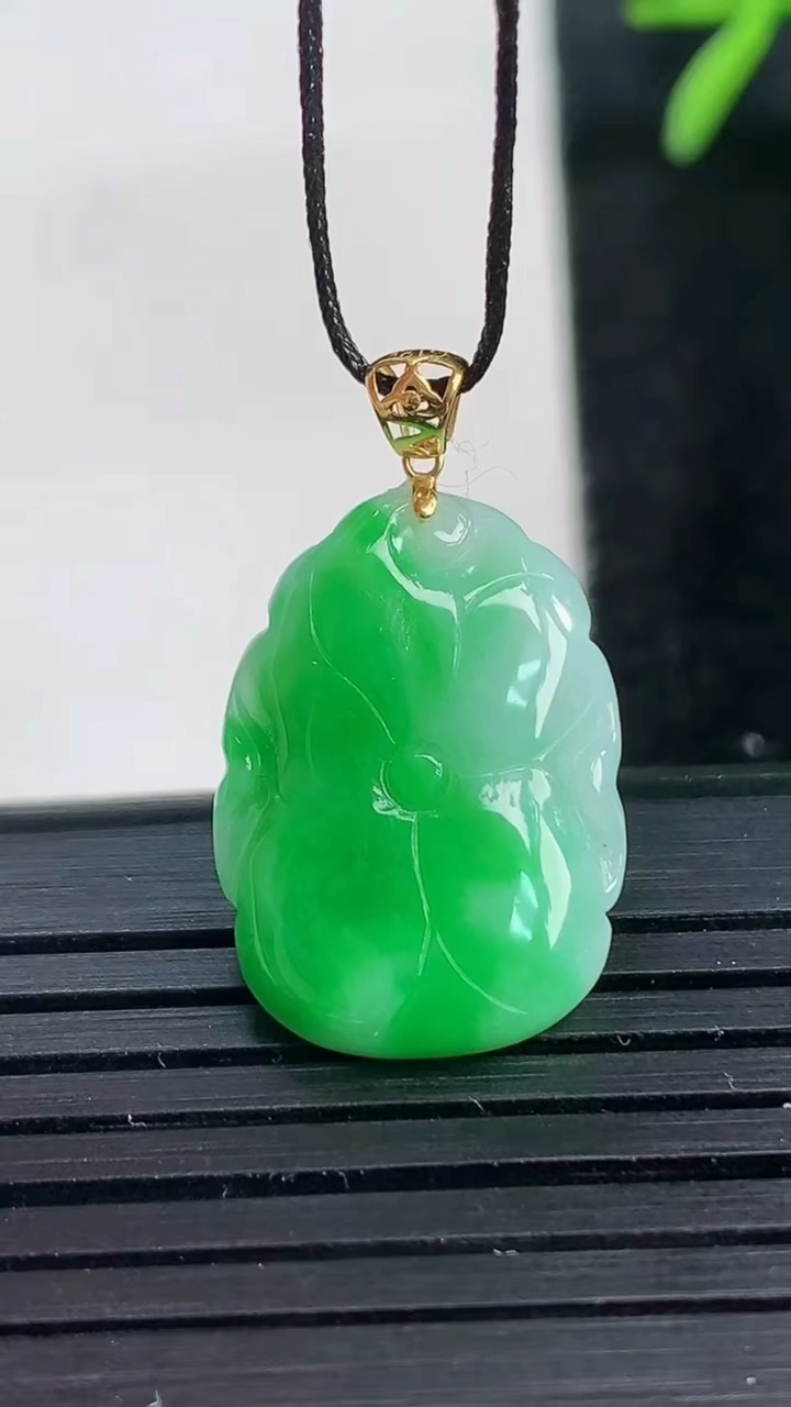 天然A货翡翠荷叶吊坠尺寸19.8-14.6-4.1重量:2.77g
3月27日