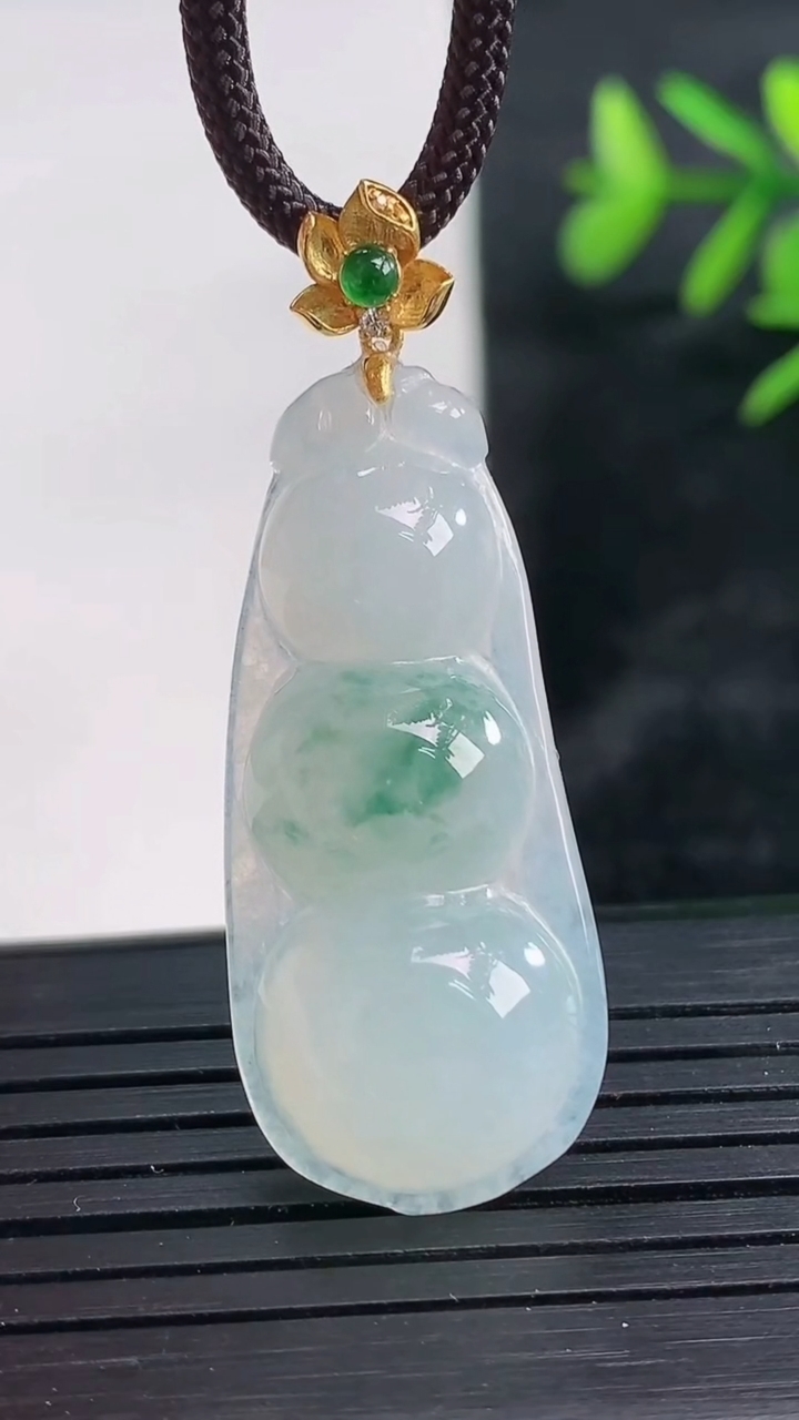 天然A货翡翠18K金飘花福豆吊坠尺寸35.4-11.5-6.2重量:5.38g
3月27日