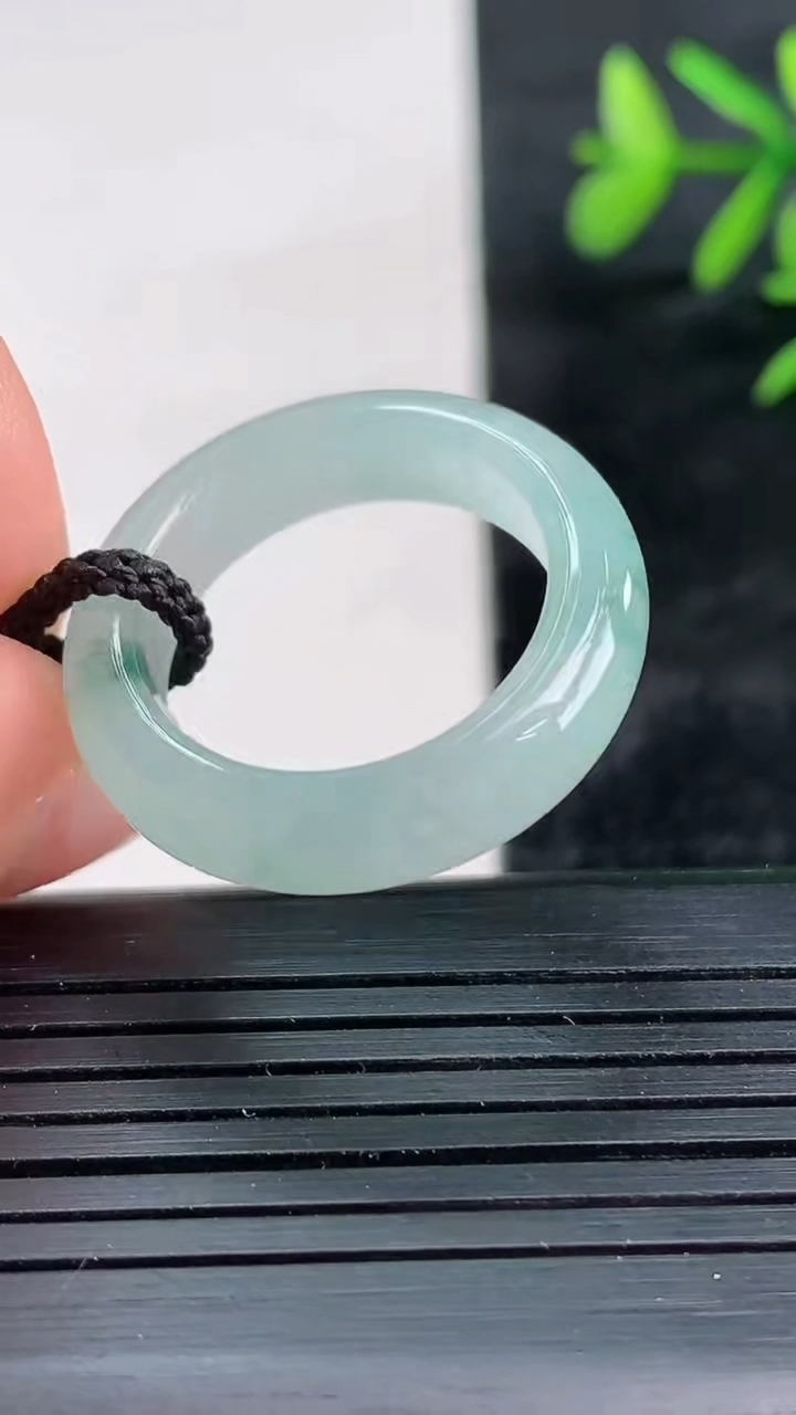 天然A货翡翠飘花指环戒指尺寸18.5-5.6-3.8重量:4.31g2026年3月27日
工厂直销收藏佳品,种好水足，色泽均匀，有种有色，上手高大气！