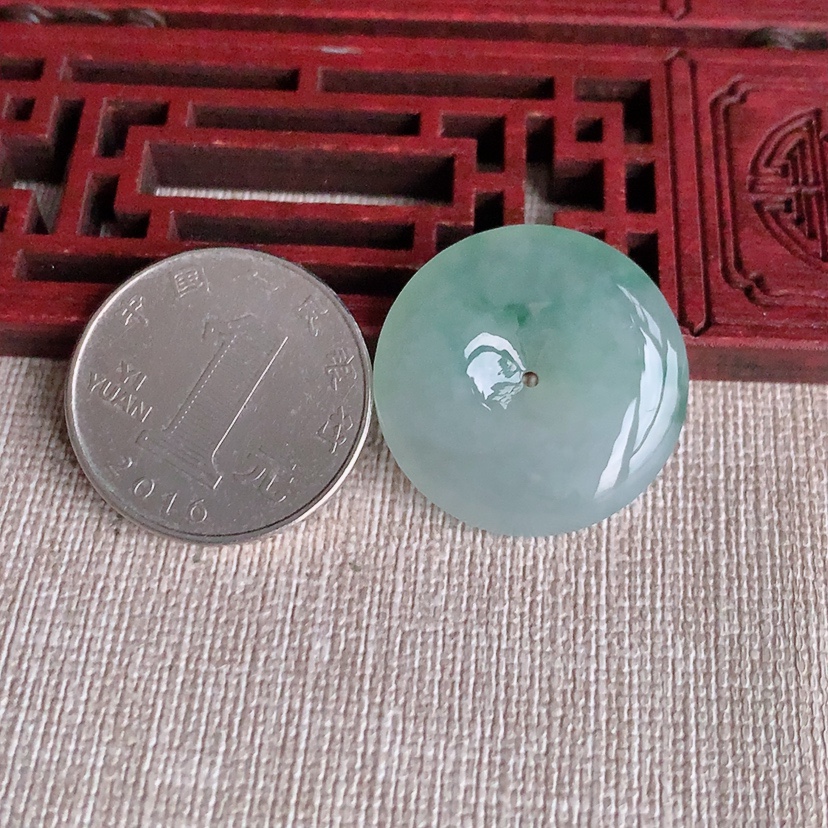 天然A货翡翠飘花平安扣吊坠 
尺寸25.2-5.8mm 重量7.60g 0326