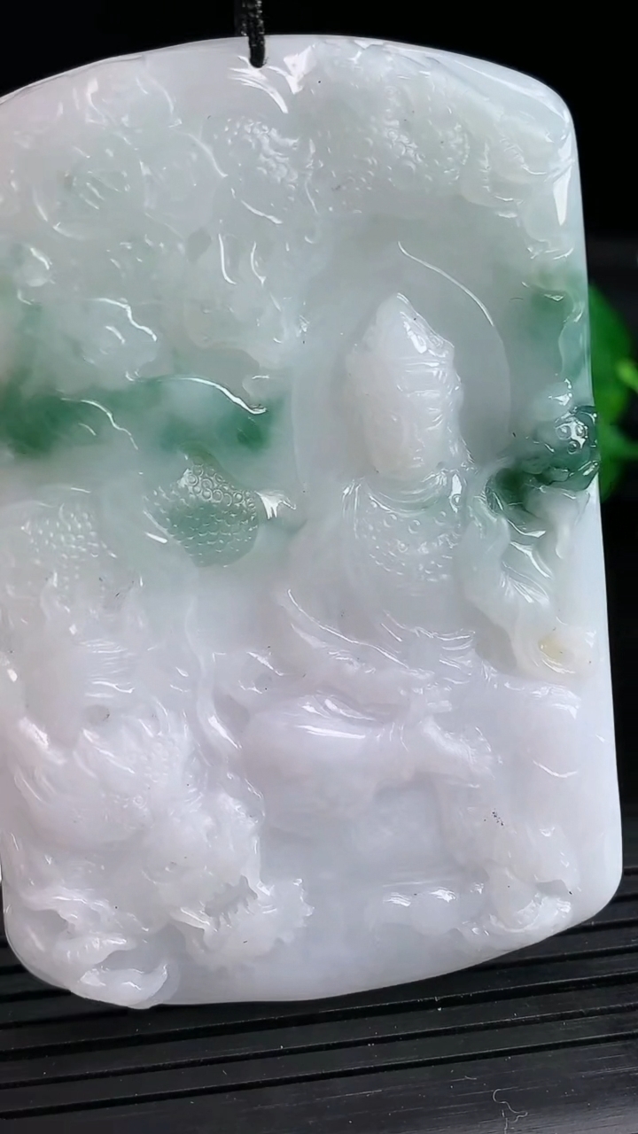 天然A货翡翠飘花祥龙大势至菩萨吊坠尺寸68-45.2-5.4重量:41.75g
3月27日