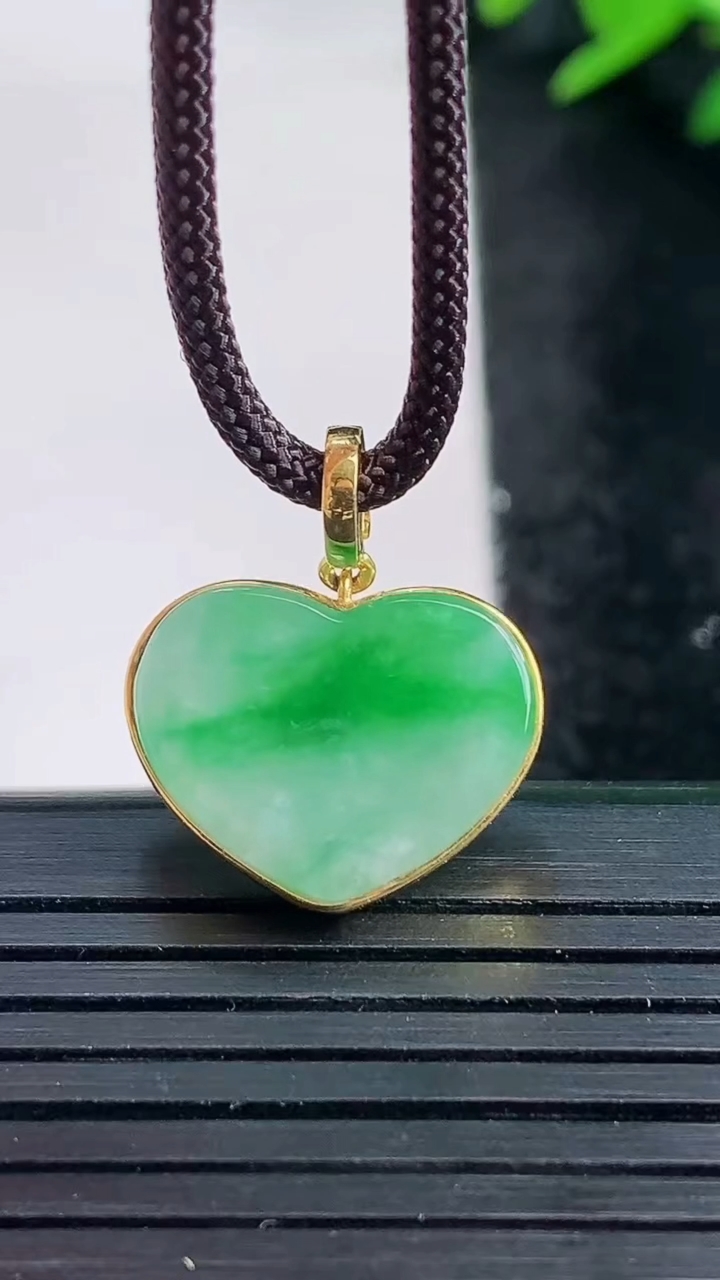 天然A货翡翠爱心吊坠尺寸14.2-17.2-4.5重量:3.24g
3月27日