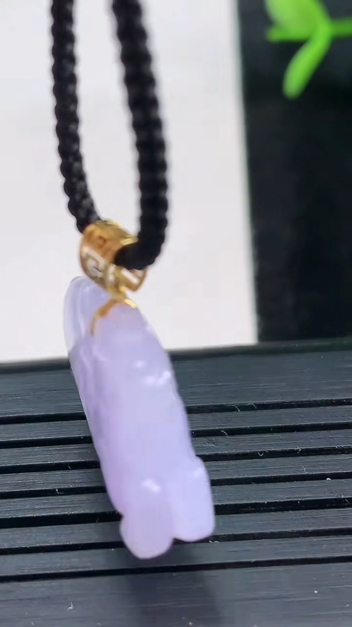 天然A货翡翠18K金紫罗兰生肖马吊坠尺寸23.4-6.2-16.9重量:5.01g
3月27日