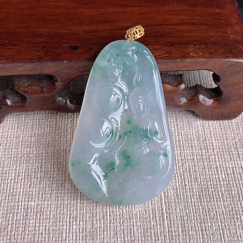 天然A货翡翠18K金扣头飘花自在观音吊坠 
尺寸42.2-27-5.6mm 重量13.00g 032