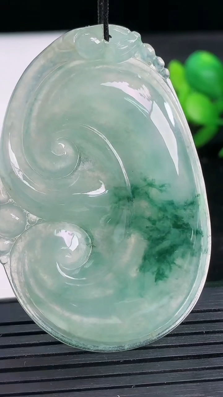 天然A货翡翠冰种飘花如意吊坠尺寸57.3-38.3-6.6重量:22.63g
3月27日