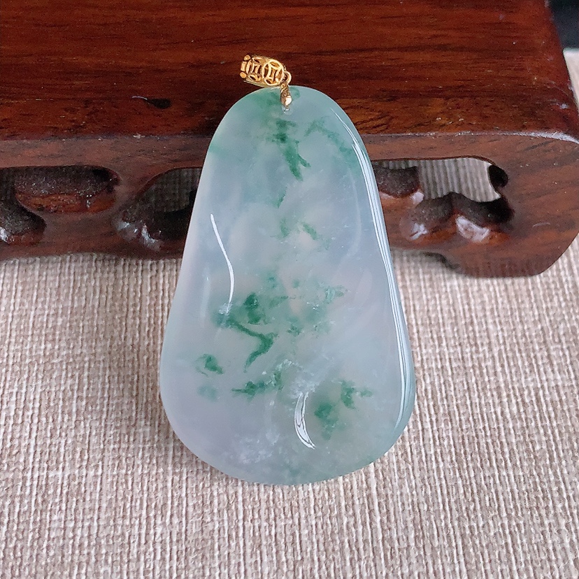 天然A货翡翠18K金扣头飘花自在观音吊坠 
尺寸42.2-27-5.6mm 重量13.00g 032