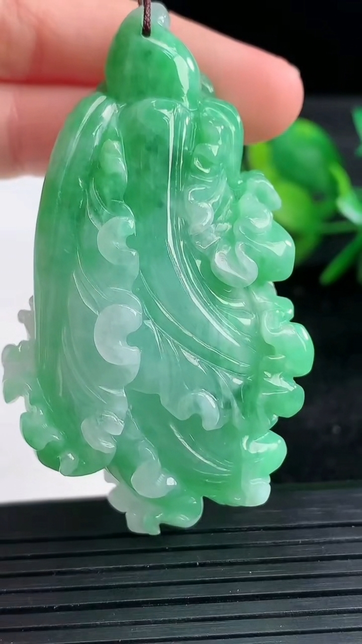 天然A货翡翠白菜吊坠尺寸60.8-34.6-19.2重量:50.94g
3月27日