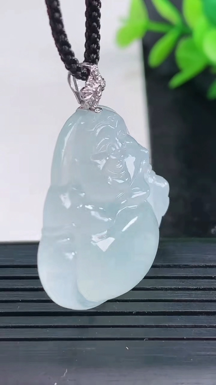 天然A货翡翠种飘花佛公吊坠尺寸28.8-32.1-6.1重量:9.51g
3月27日