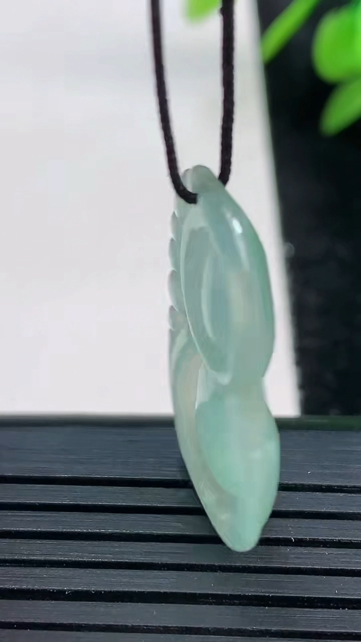 天然A货翡翠葫芦吊坠尺寸29.5-18.1-4.5重量:3.65g
3月27日