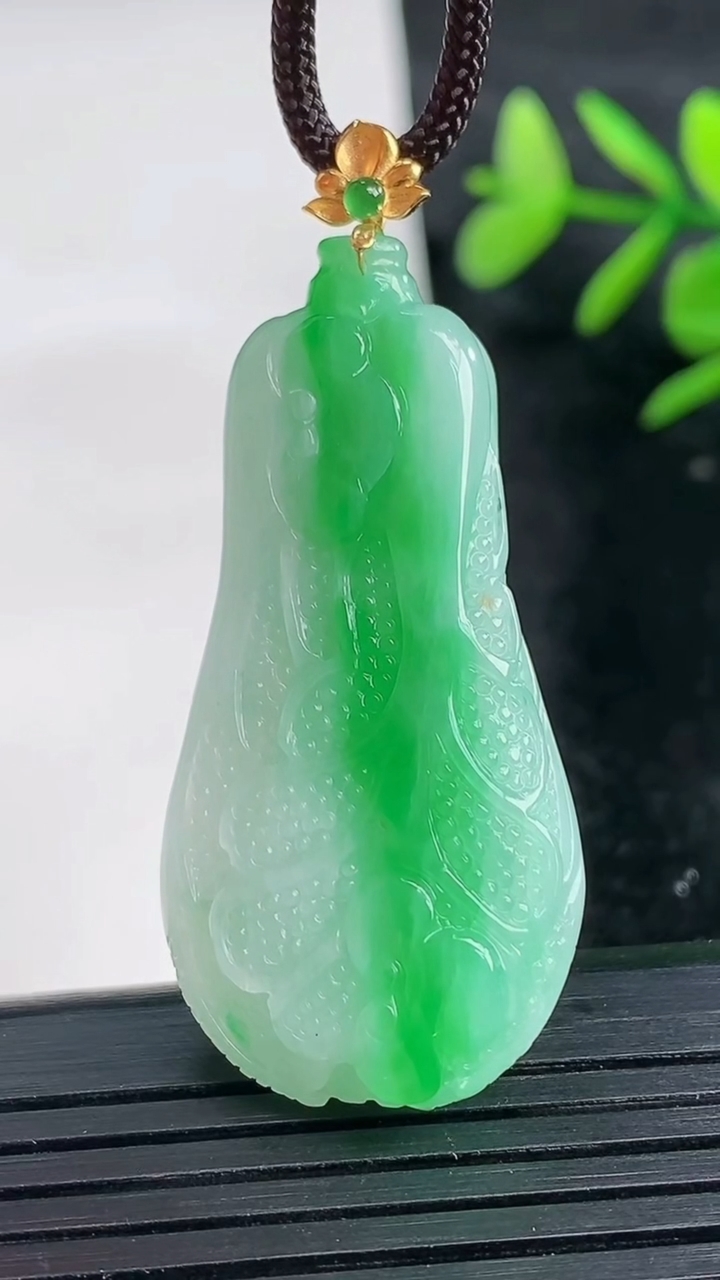 天然A货翡翠白菜吊坠尺寸42.3-20.1-8.4重量:12.89g
3月27日