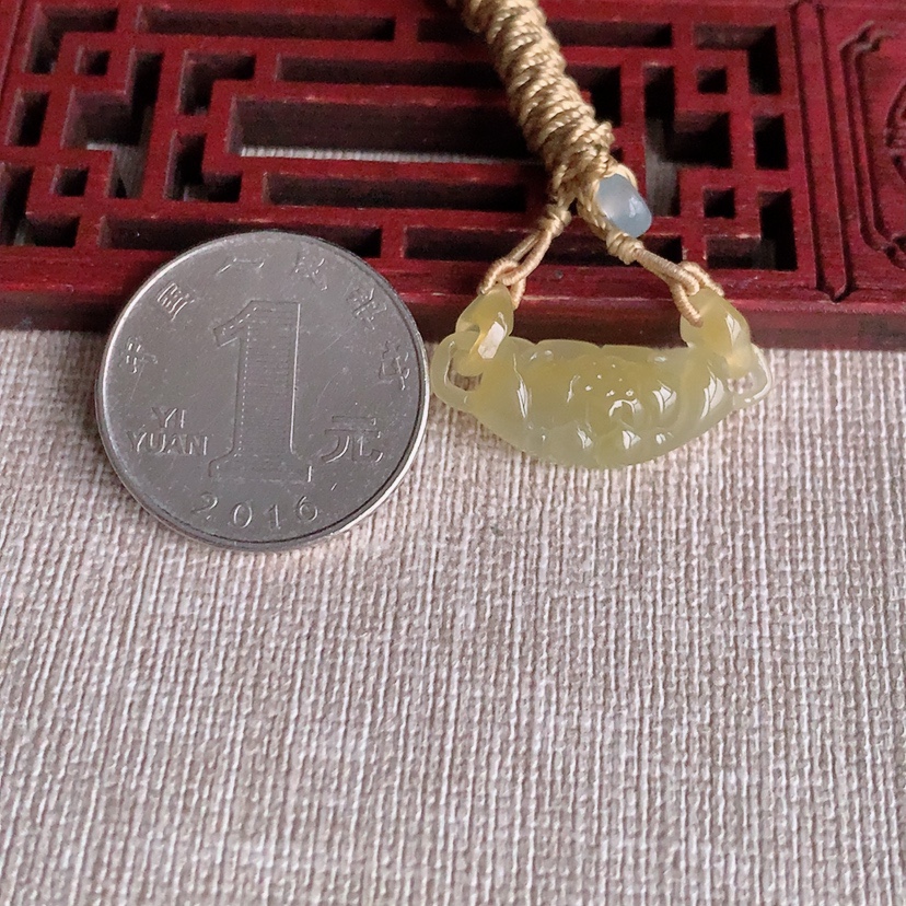 天然A货翡翠黄翡荷花和和美美吊坠 
尺寸26-10.2-5.2mm 重量3.60g 0326