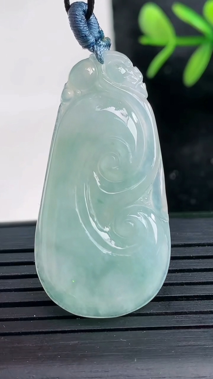 天然A货翡翠如意吊坠尺寸38.7-19.8-5重量:7.21g
3月27日