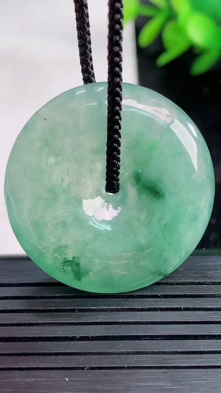 天然A货翡翠冰种飘花平安扣吊坠尺寸33.5-6.6重量:15.02g
3月27日