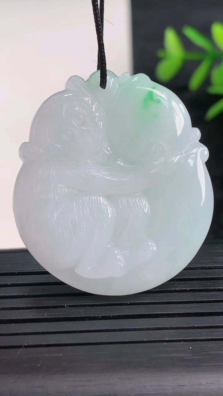 天然A货翡翠生肖猴吊坠尺寸36.9-33-6重量:16.27g
3月27日