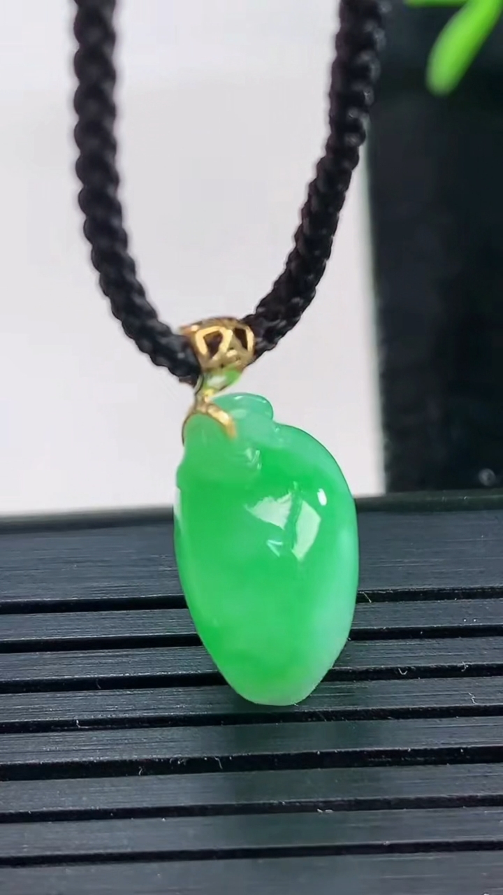 天然A货翡翠寿桃吊坠尺寸17.8-14-8.6重量:3.45g
3月27日