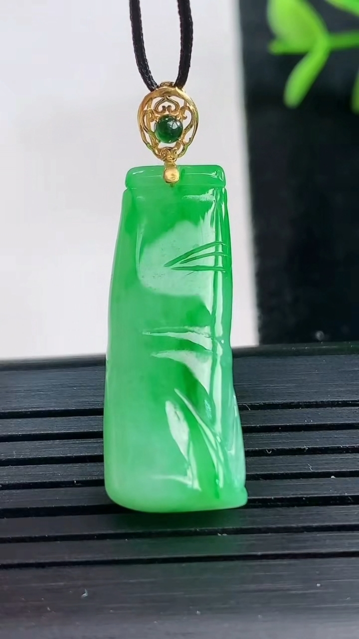 天然A货翡翠节节高升 竹节吊坠尺寸29.9-11.5-6.2重量:4.88g
3月27日