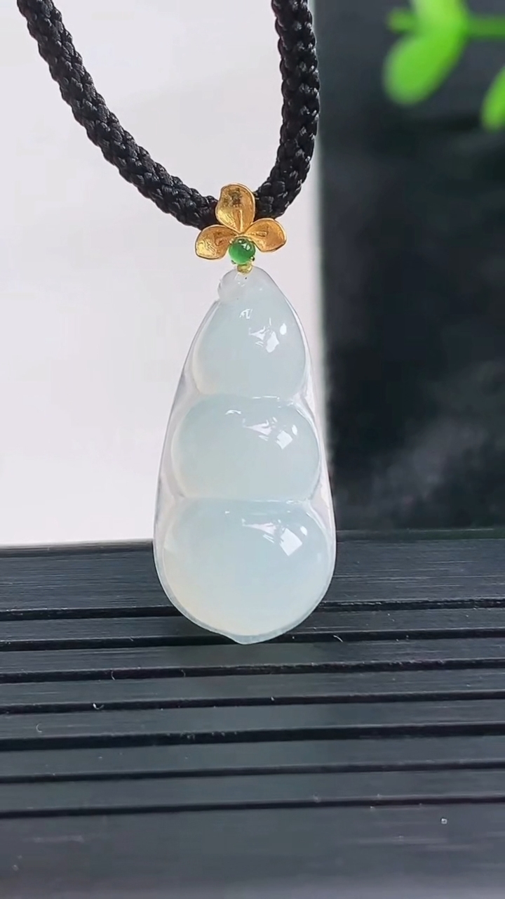 天然A货翡翠种白冰福豆吊坠尺寸23.2-10.5-5.6重量:2.16g
3月27日
