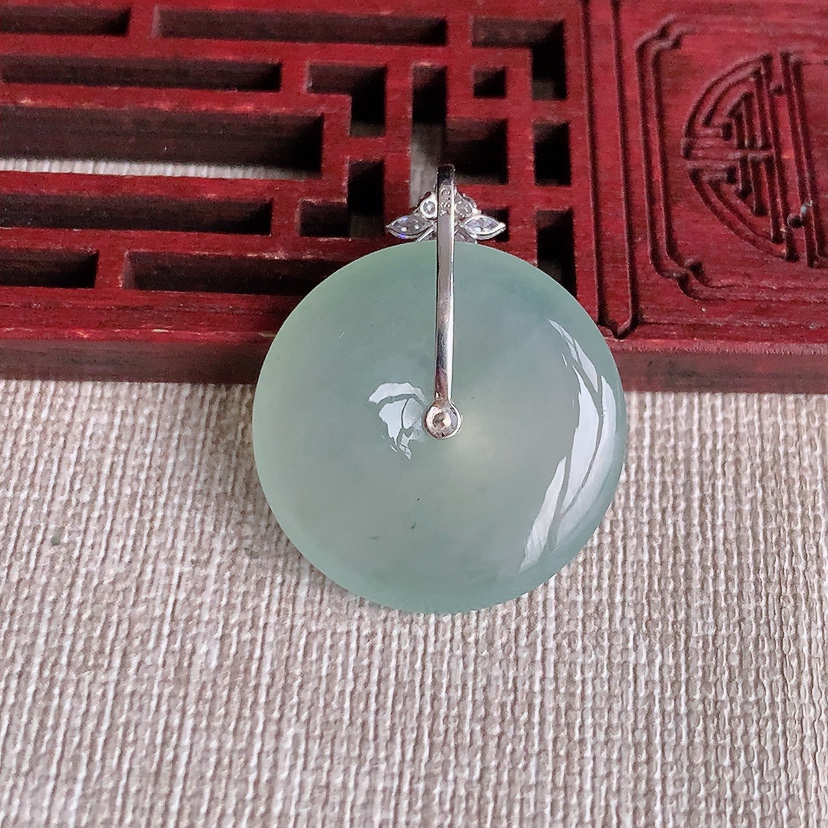 天然A货翡翠18K金伴钻镶嵌晴水平安扣吊坠 
尺寸30-24-5mm 重量6.40g 0326