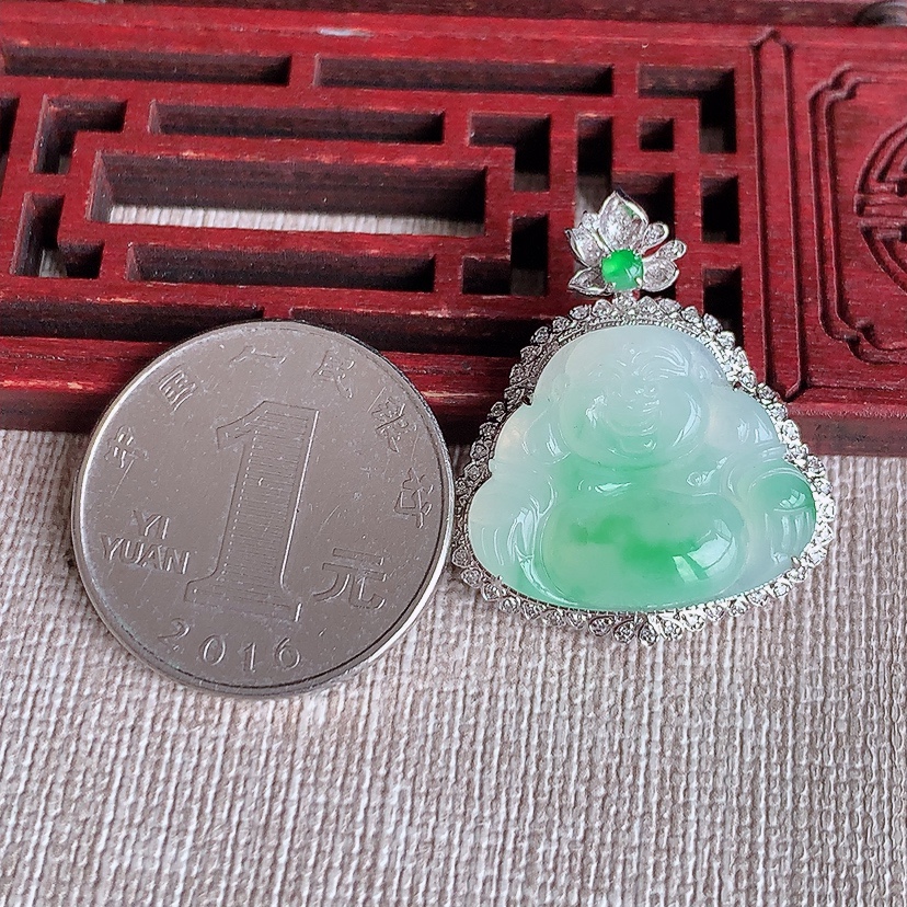 天然A货翡翠18K金伴钻镶嵌飘绿佛公吊坠 
尺寸29.6-24.2-10.8裸石15.8-21.5mm 重量6.18g 0326