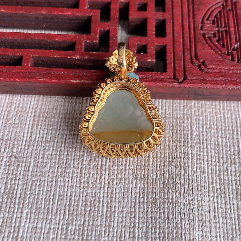 天然A货翡翠18K金伴钻镶嵌飘黄翡佛公吊坠 
尺寸24.5-17.7-10裸石13-14.4mm 重