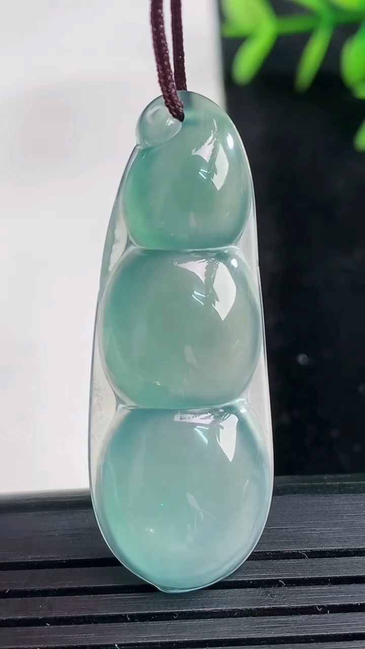 天然A货翡翠福豆吊坠尺寸42.2-15.7-5.5重量:6.11g
3月27日