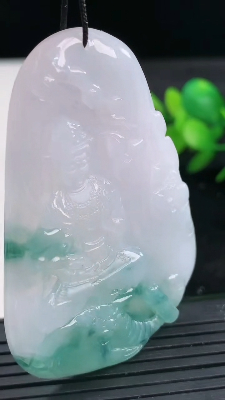 天然A货翡翠飘花普贤菩萨吊坠尺寸61-42.4-5.6重量:28.96g
3月27日