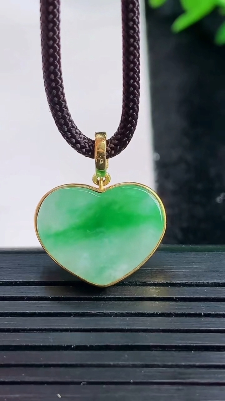 天然A货翡翠爱心吊坠尺寸14.2-17.2-4.5重量:3.24g
3月27日