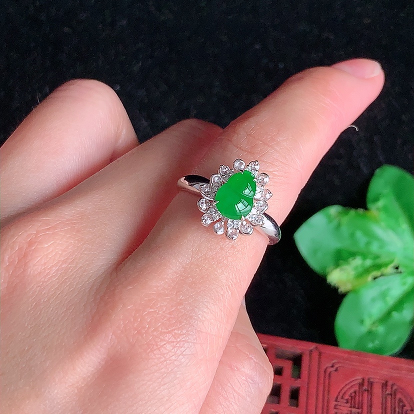 天然A货翡翠18K金伴钻镶嵌阳绿葫芦戒指 圈口17.5裸石
尺寸8-6mm 重量3.55g 0326