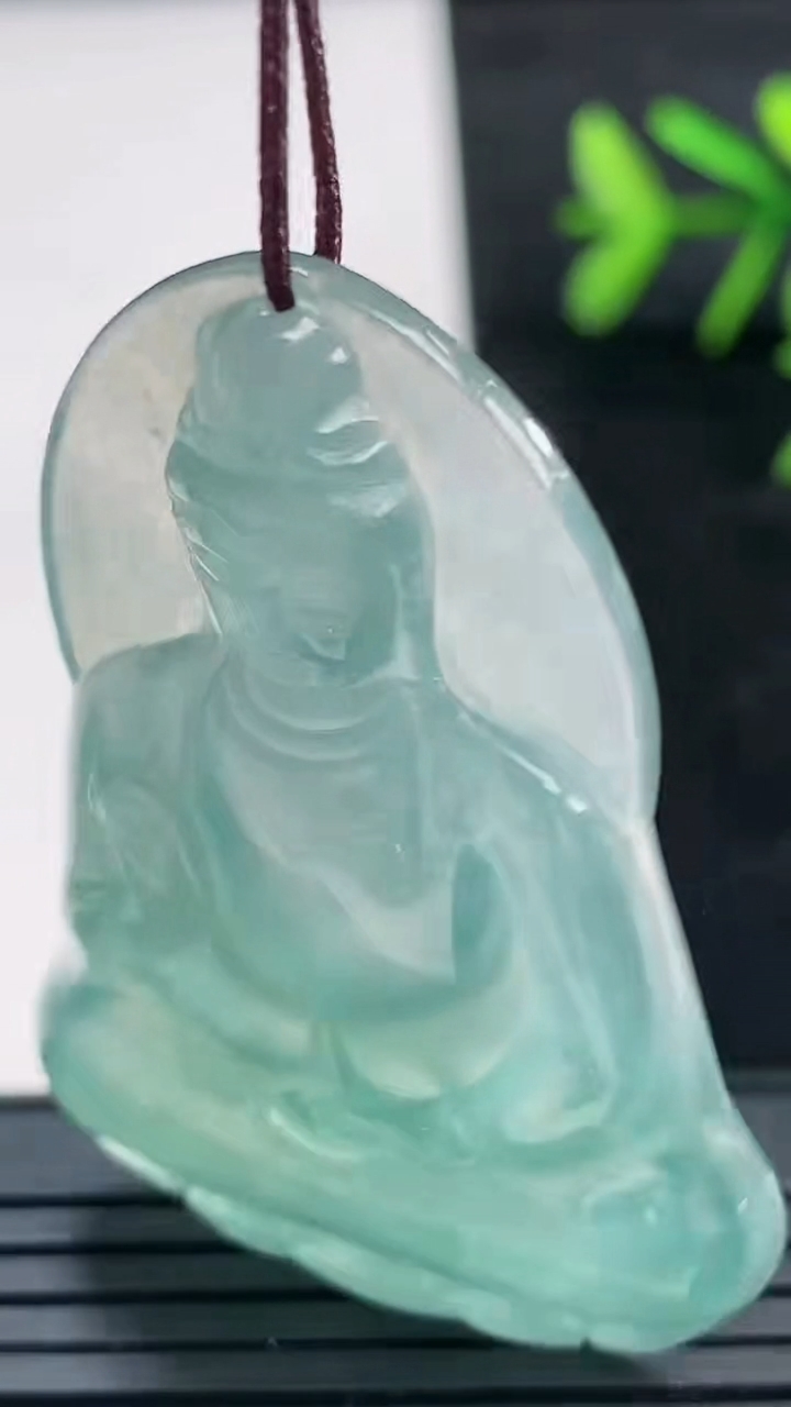 天然A货翡翠观音菩萨吊坠尺寸48.9-33.7-5.4重量:15.45g
3月27日