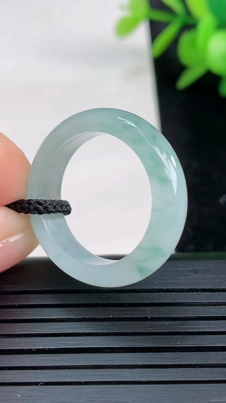 天然A货翡翠冰种飘花指环戒指尺寸18.9-5.7-3.4重量:3.89g2026年3月27日
工厂直