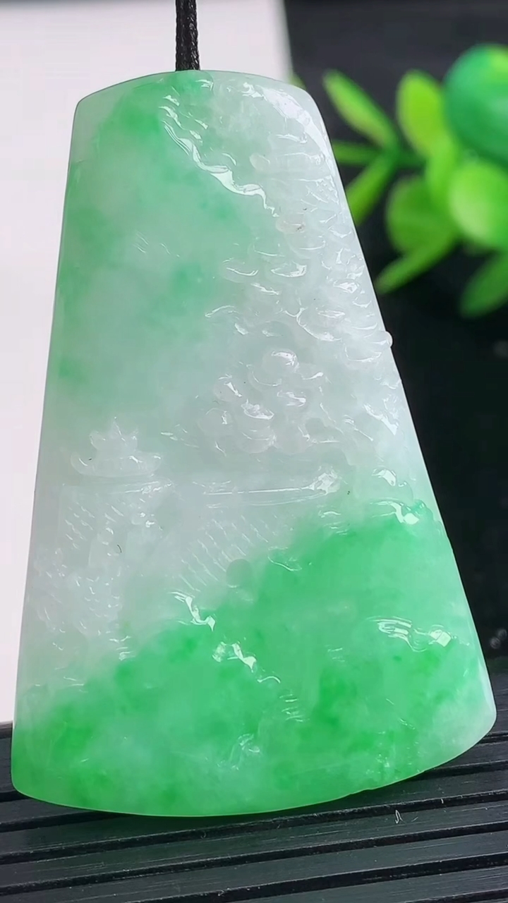 天然A货翡翠山水牌吊坠尺寸50-33.6-5.2重量:17.02g
3月27日