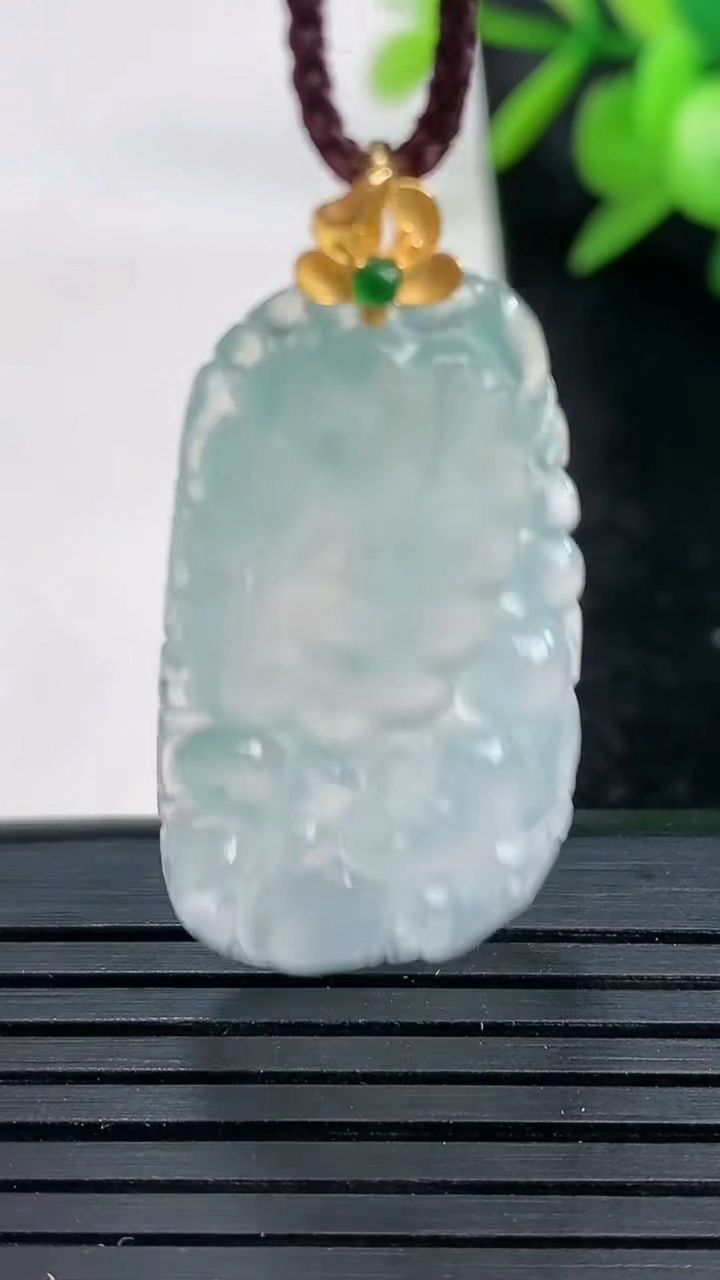 天然A货翡翠种飘花年年有余吊坠尺寸34.8-18.1-4.3重量:5.00g
3月27日