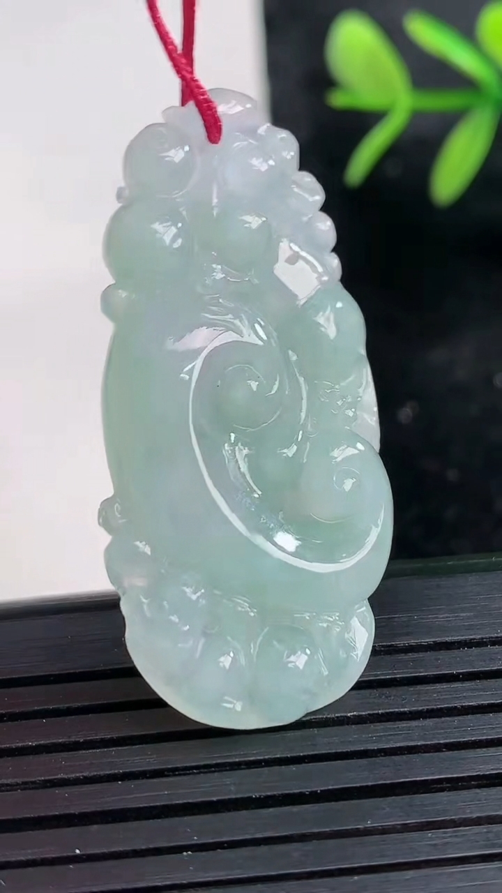 天然A货翡翠如意吊坠尺寸40.3-19.1-5.1重量:8.03g
3月27日