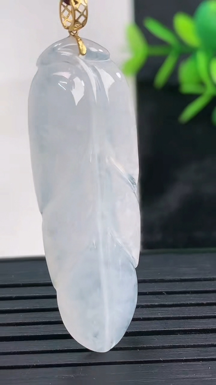 天然A货翡翠种白冰金枝玉叶 叶子吊坠尺寸43.9-15.9-3.8重量:5.26g
3月27日