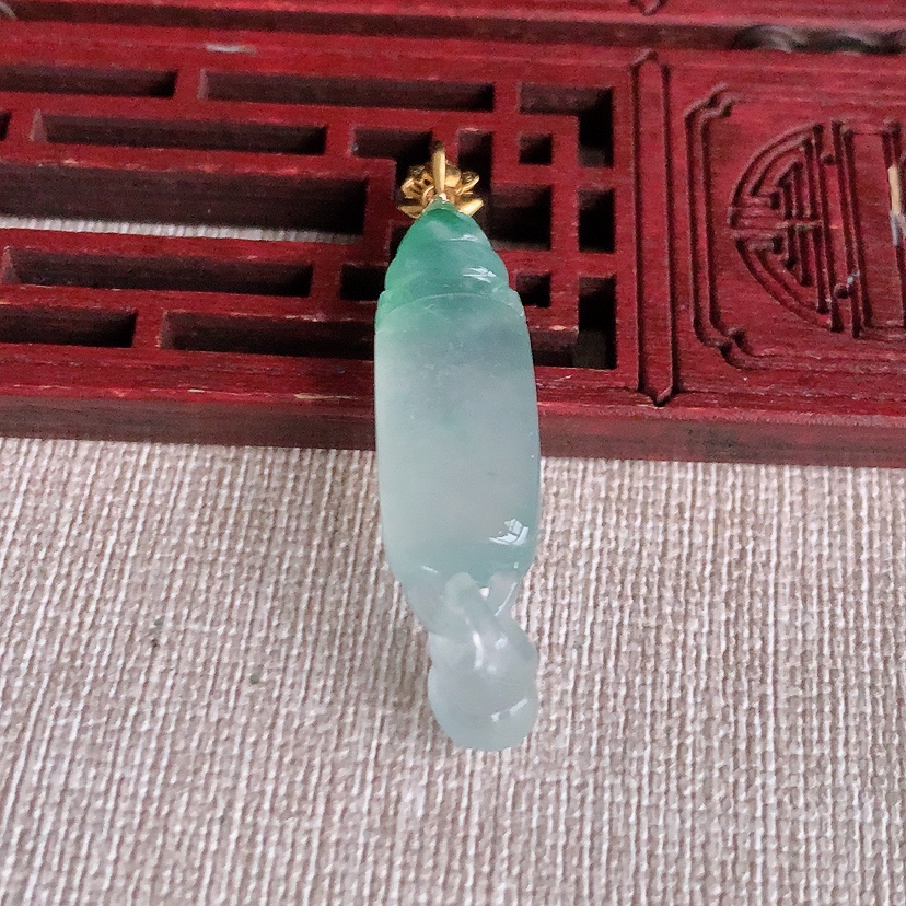 天然A货翡翠18K金扣头飘花福牌吊坠 
尺寸42.6-38-10-6.6mm 重量5.65g 032