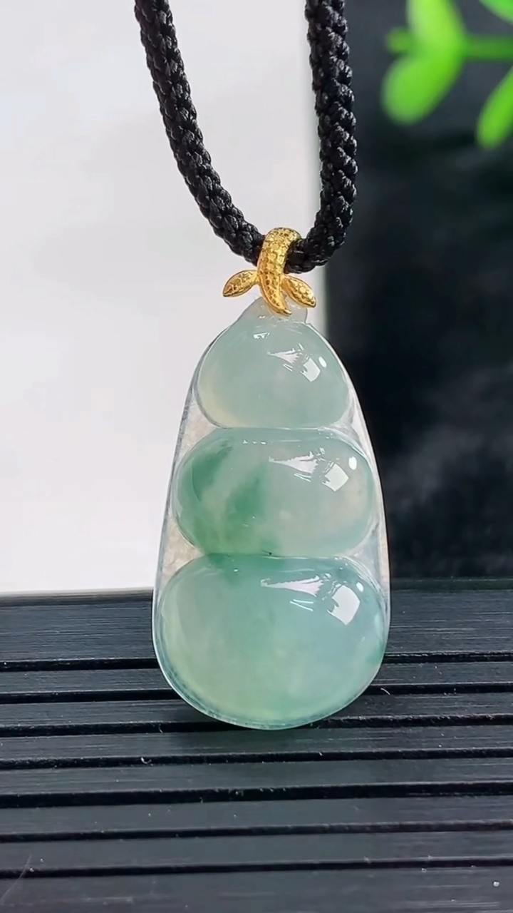 天然A货翡翠种飘花福豆吊坠尺寸25.4-13.8-4.7重量:2.69g
3月27日