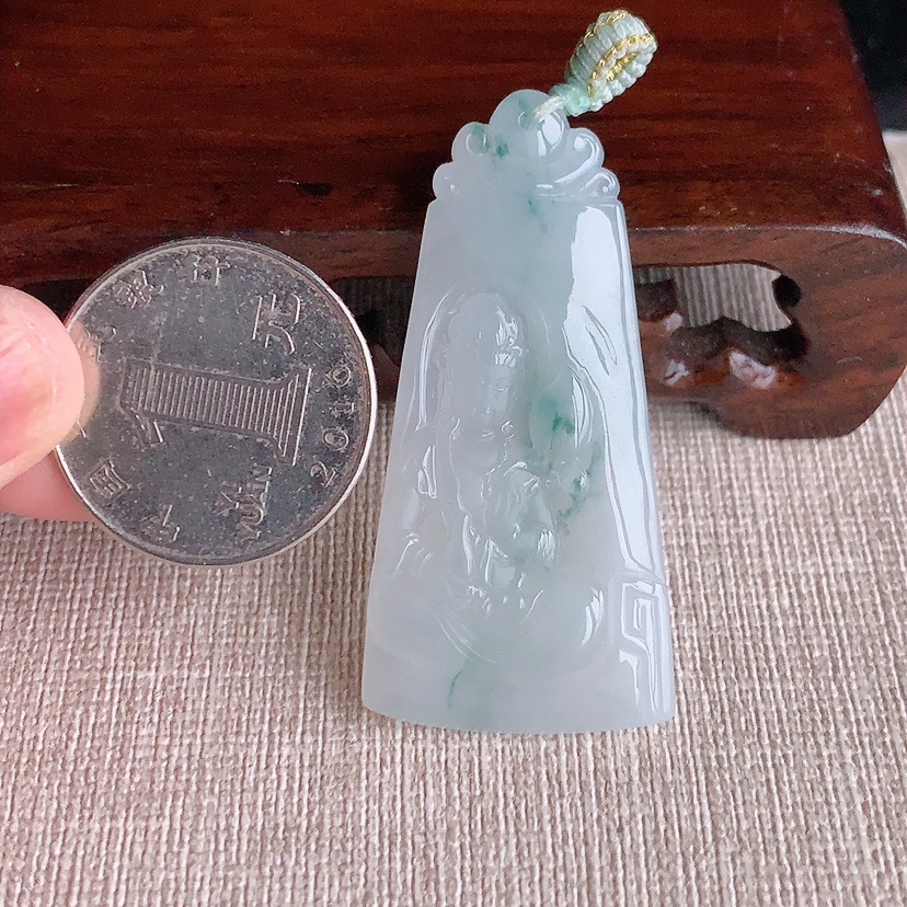 天然A货翡翠飘花大势至菩萨吊坠 
尺寸49.2-23.8-4.6mm 重量10.90g 0326