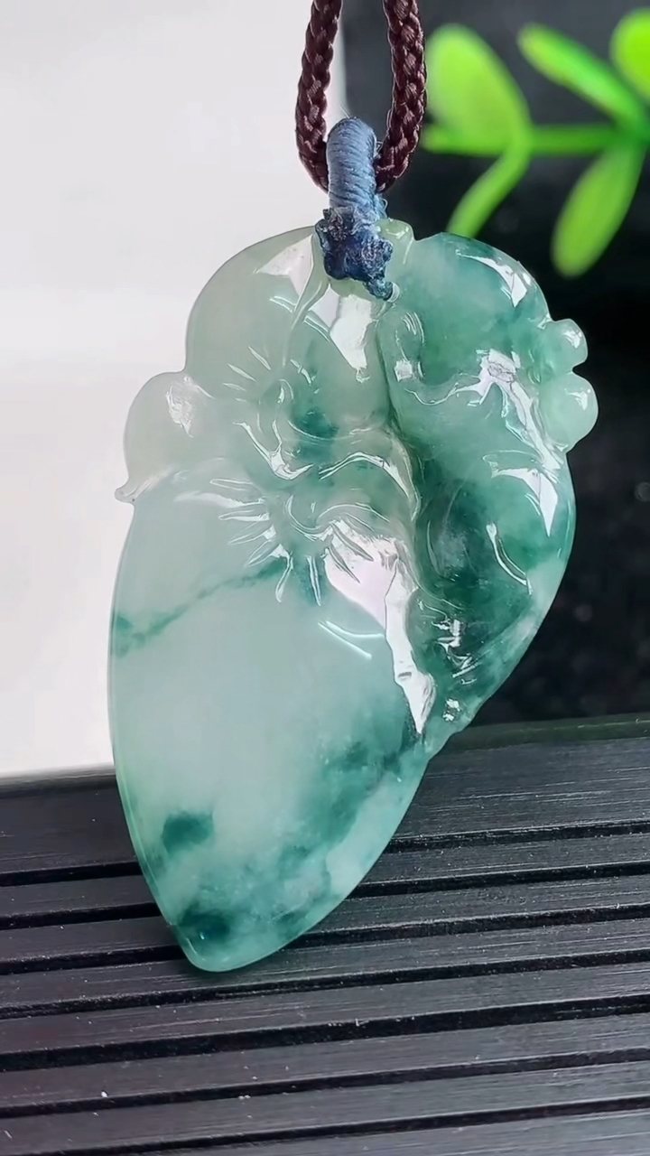 天然A货翡翠飘花寿桃吊坠尺寸38.1-23.1-5.8重量:8.50g
3月27日