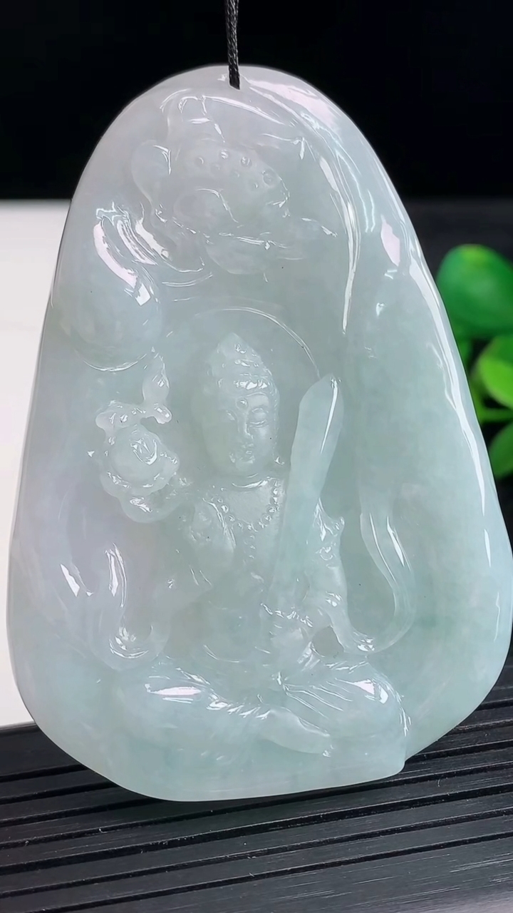 天然A货翡翠飘花虚空藏菩萨吊坠尺寸66.8-47-7.1重量:45.28g
3月27日