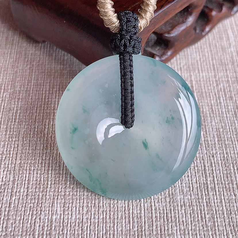 天然A货翡翠飘花平安扣吊坠 
尺寸32.8-6.3mm 重量18.48g 0326