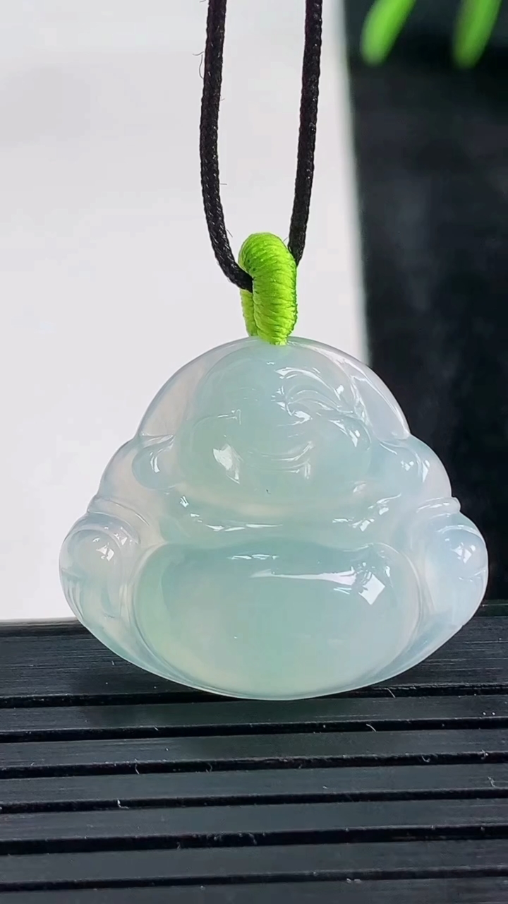 天然A货翡翠佛公吊坠尺寸21.2-25-5.6重量:4.37g
3月27日