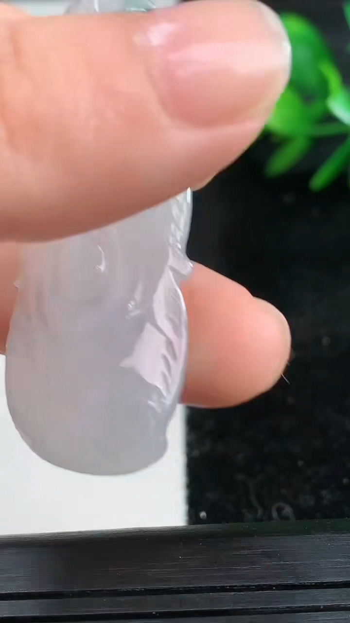 天然A货翡翠冰种飘花金枝玉叶 叶子吊坠尺寸55.3-29-6.4重量:10.31g
3月27日