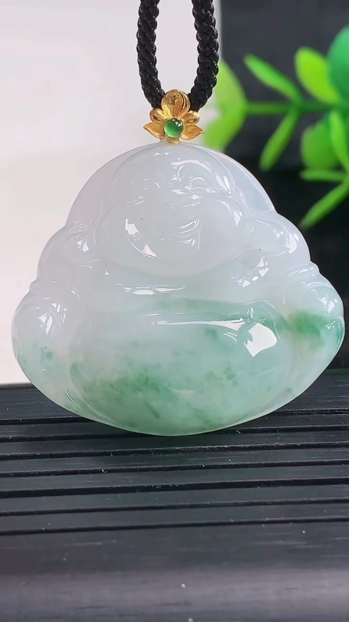 天然A货翡翠18K金飘花佛公吊坠尺寸30.5-34.9-6.5重量:10.63g
3月27日