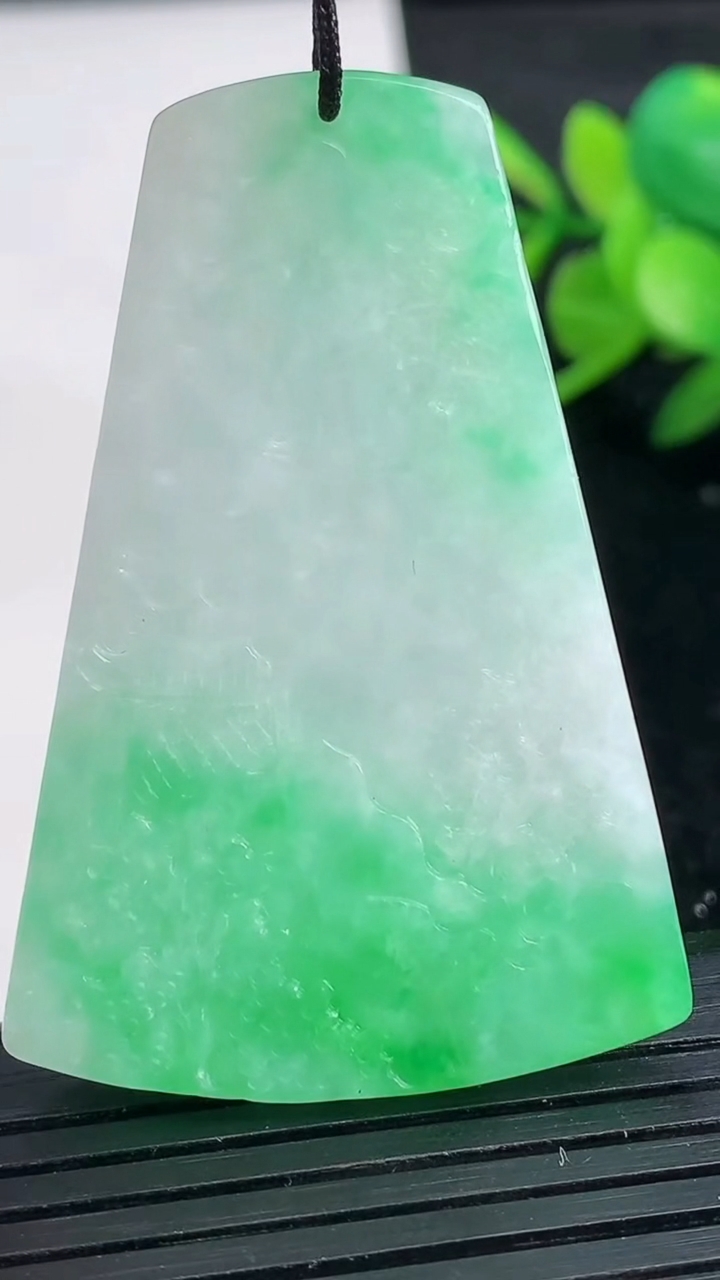 天然A货翡翠山水牌吊坠尺寸50-33.6-5.2重量:17.02g
3月27日
