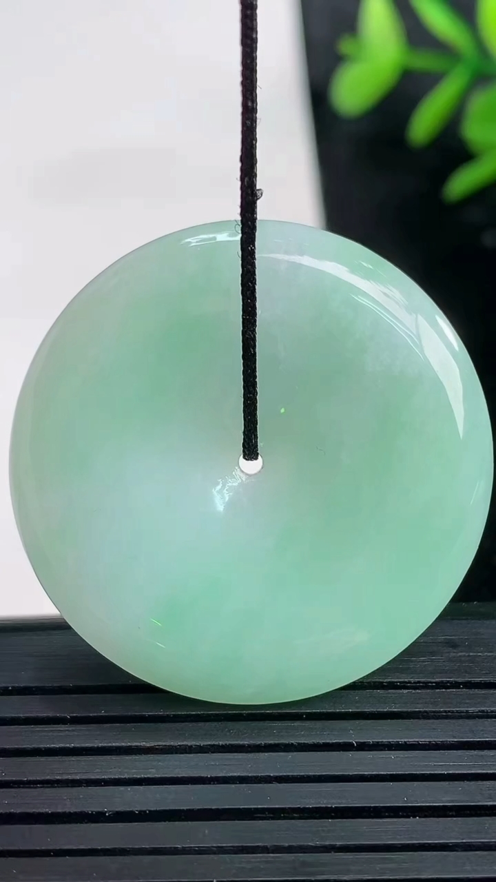 天然A货翡翠平安扣吊坠尺寸33.9-6重量:14.09g
3月27日